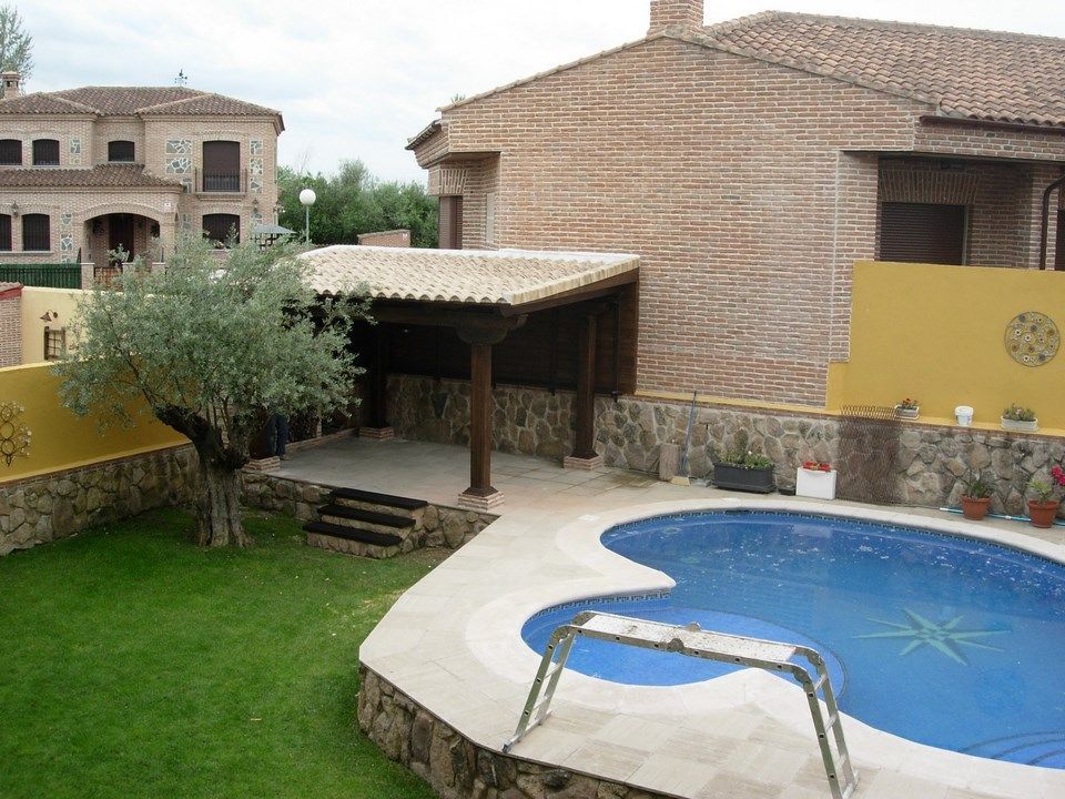 Una gran piscina en el patio trasero de una casa