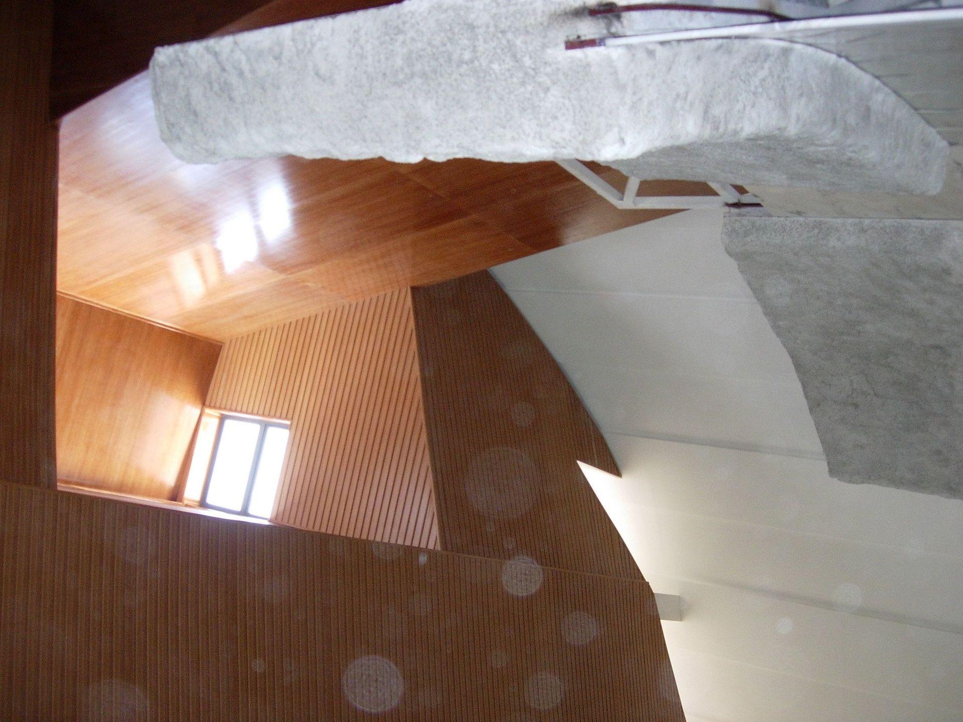 Una habitación con suelo de madera y una ventana