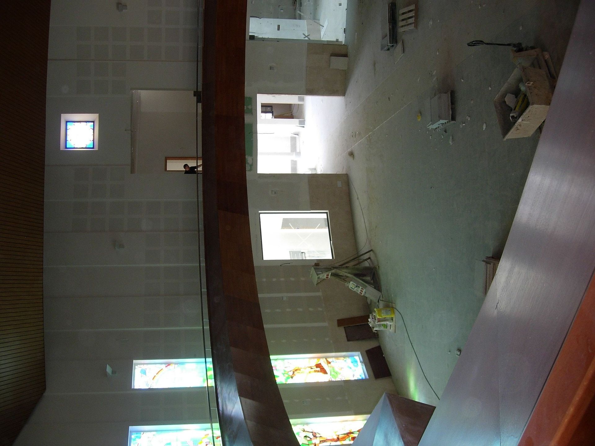 El interior de una iglesia con vidrieras