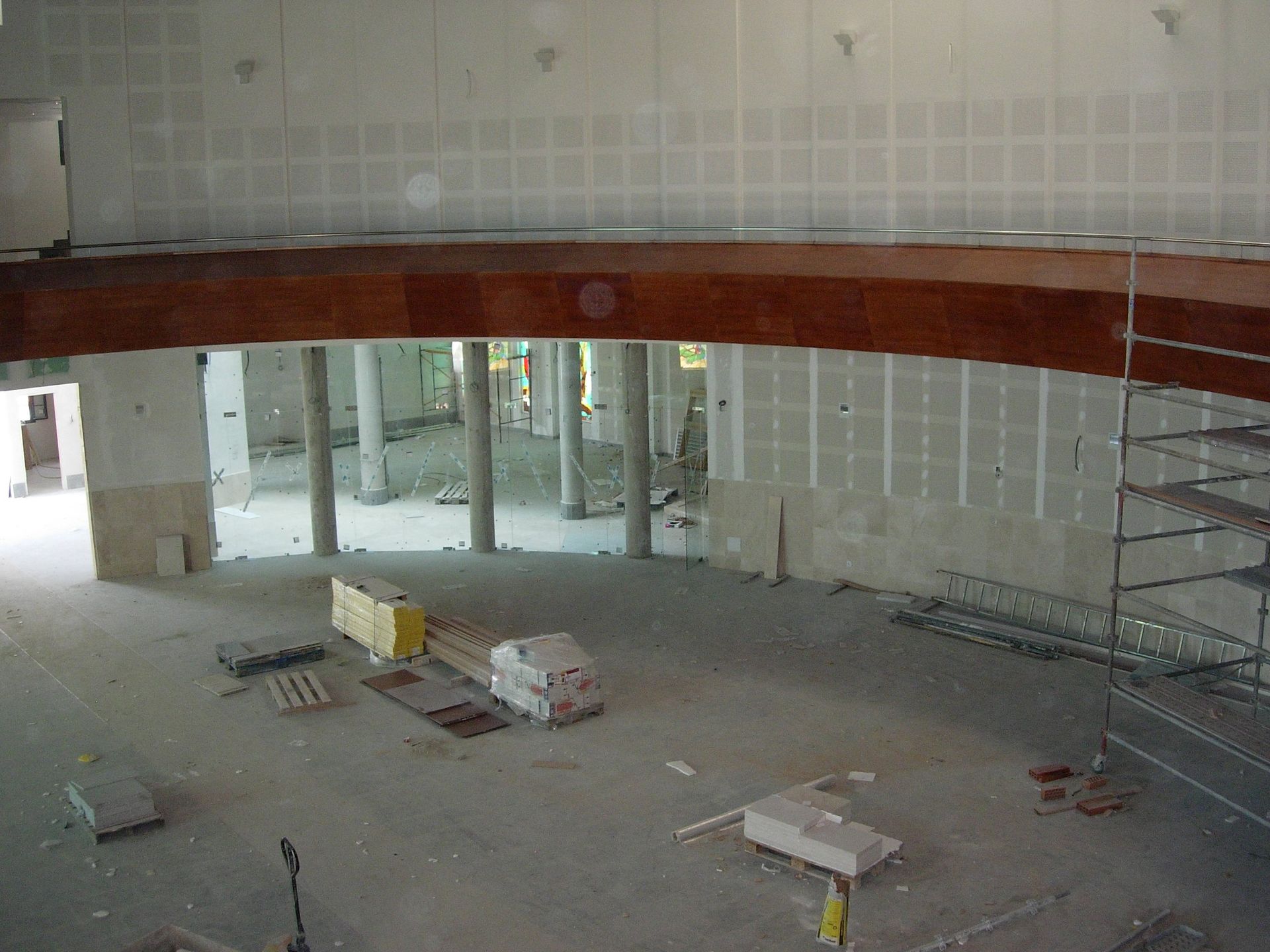 Una habitación grande con techo de madera y andamios.