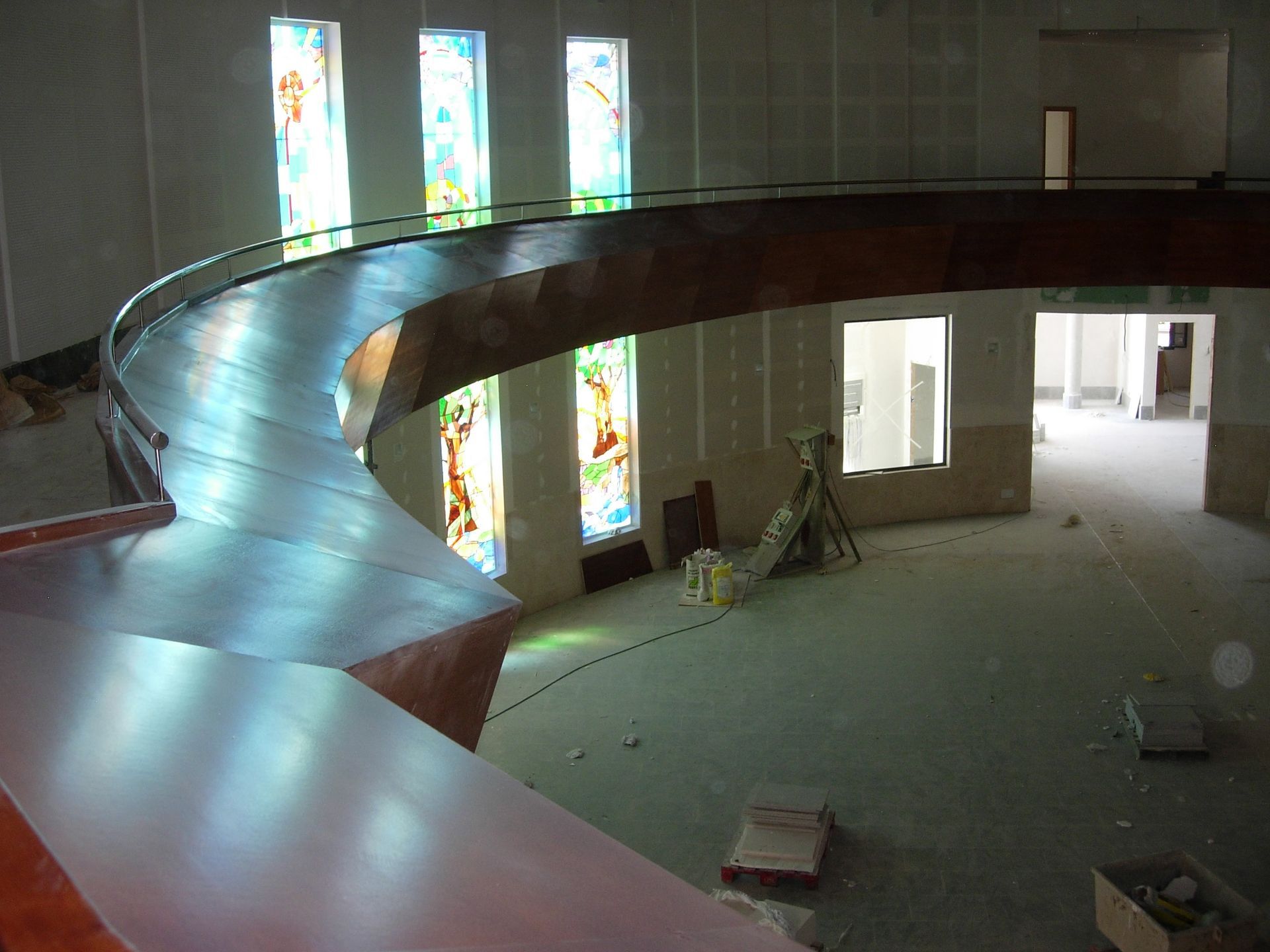 El interior de un edificio con vidrieras