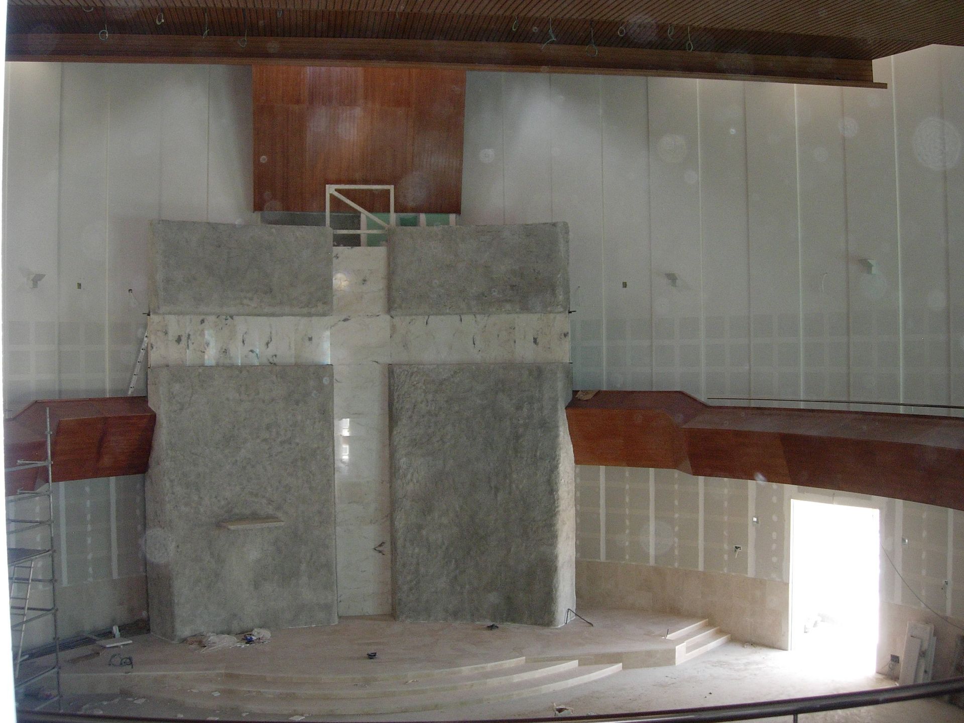 Una iglesia vacía con una cruz en la pared