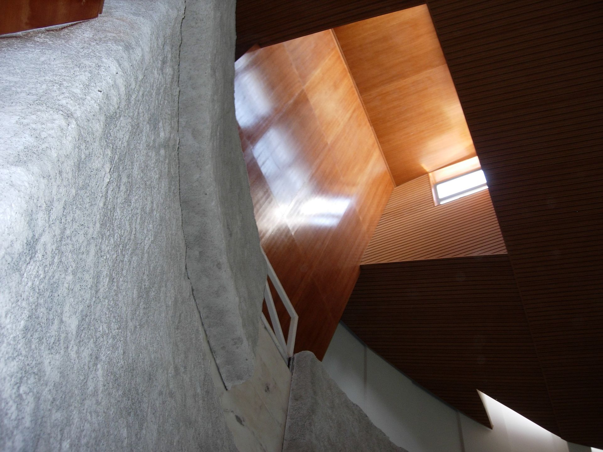 Mirando hacia el techo de un edificio