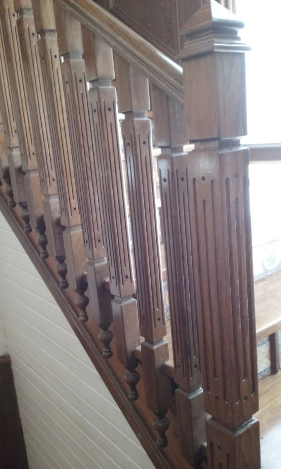 Un primer plano de una barandilla de madera en una escalera.