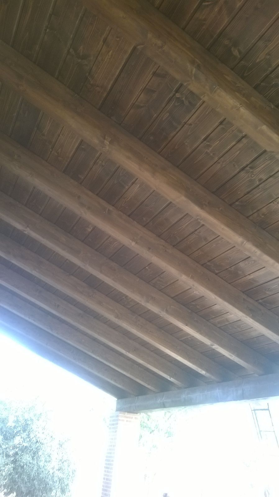 Un primer plano del techo de una estructura de madera.