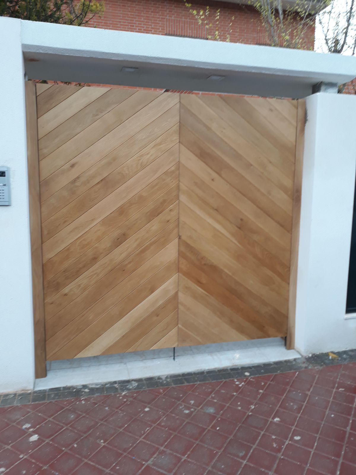 Una puerta de madera con un patrón de chevron.