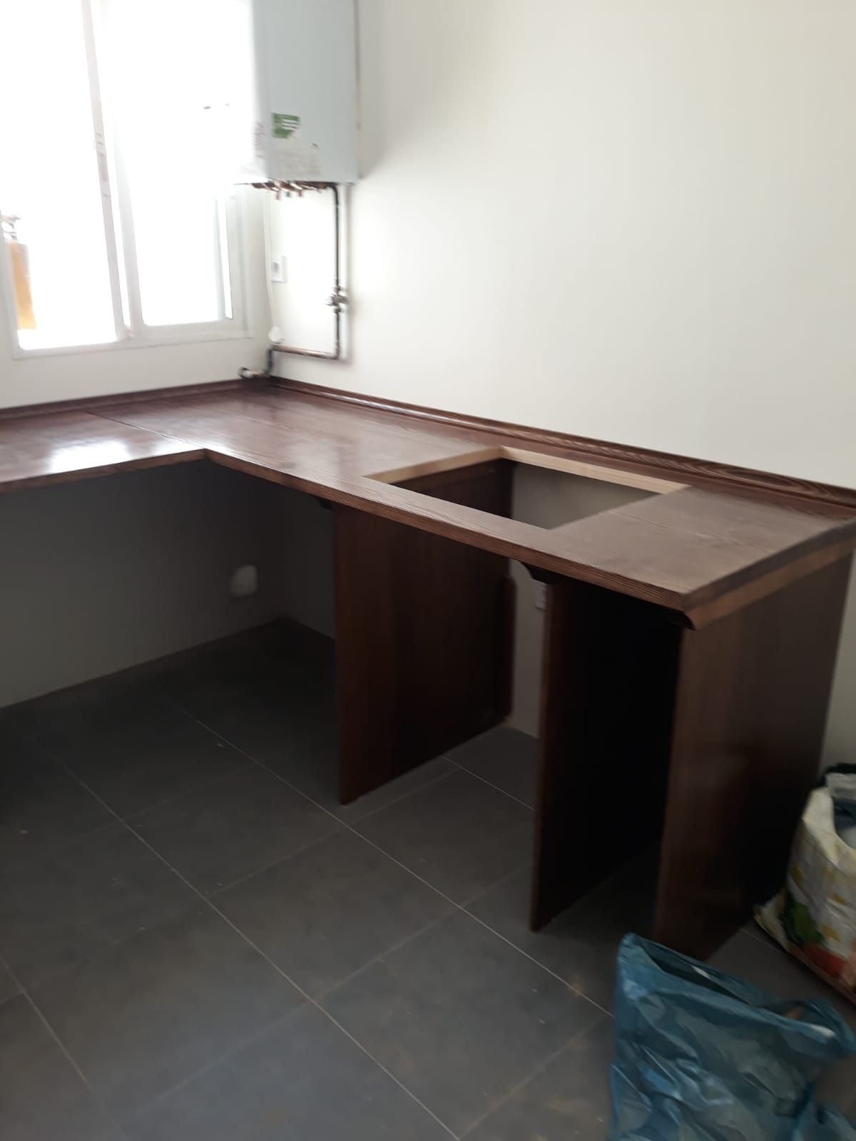 Una cocina con encimera de madera y fregadero.