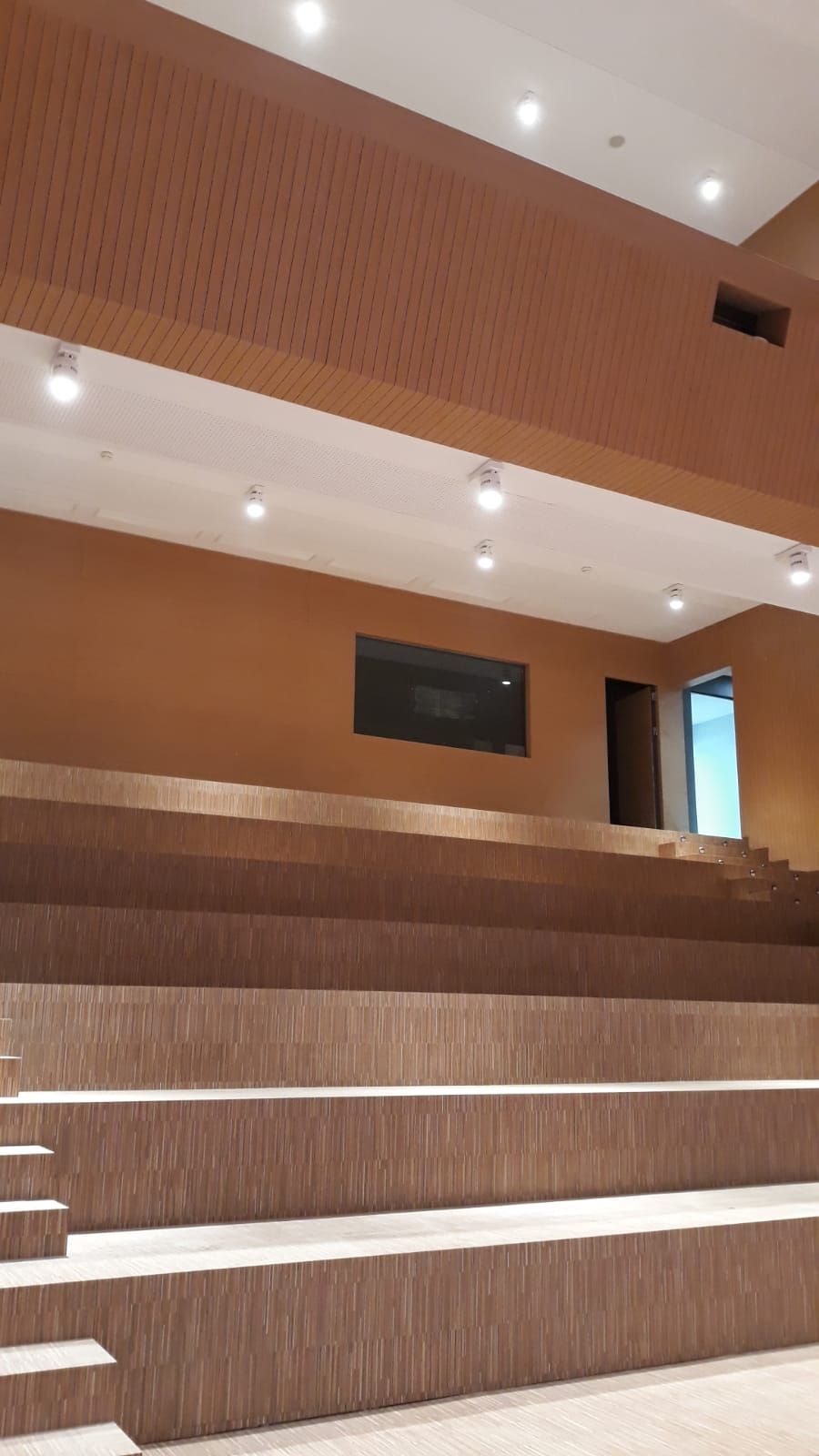 Un auditorio vacío con escaleras que conducen al segundo piso.