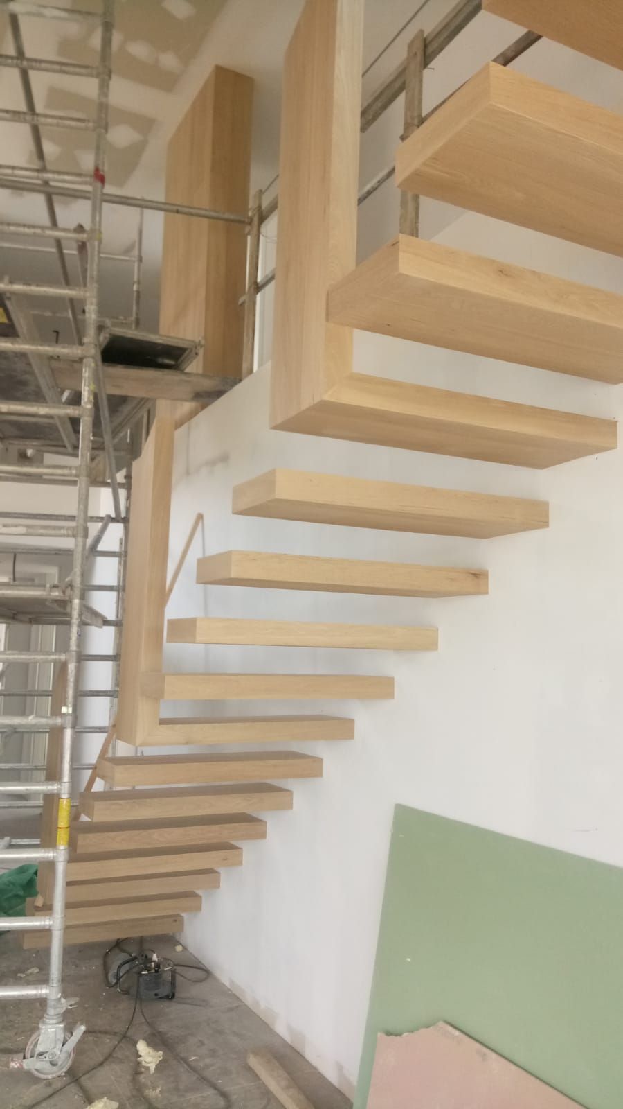 Se está construyendo una escalera de madera en una habitación.