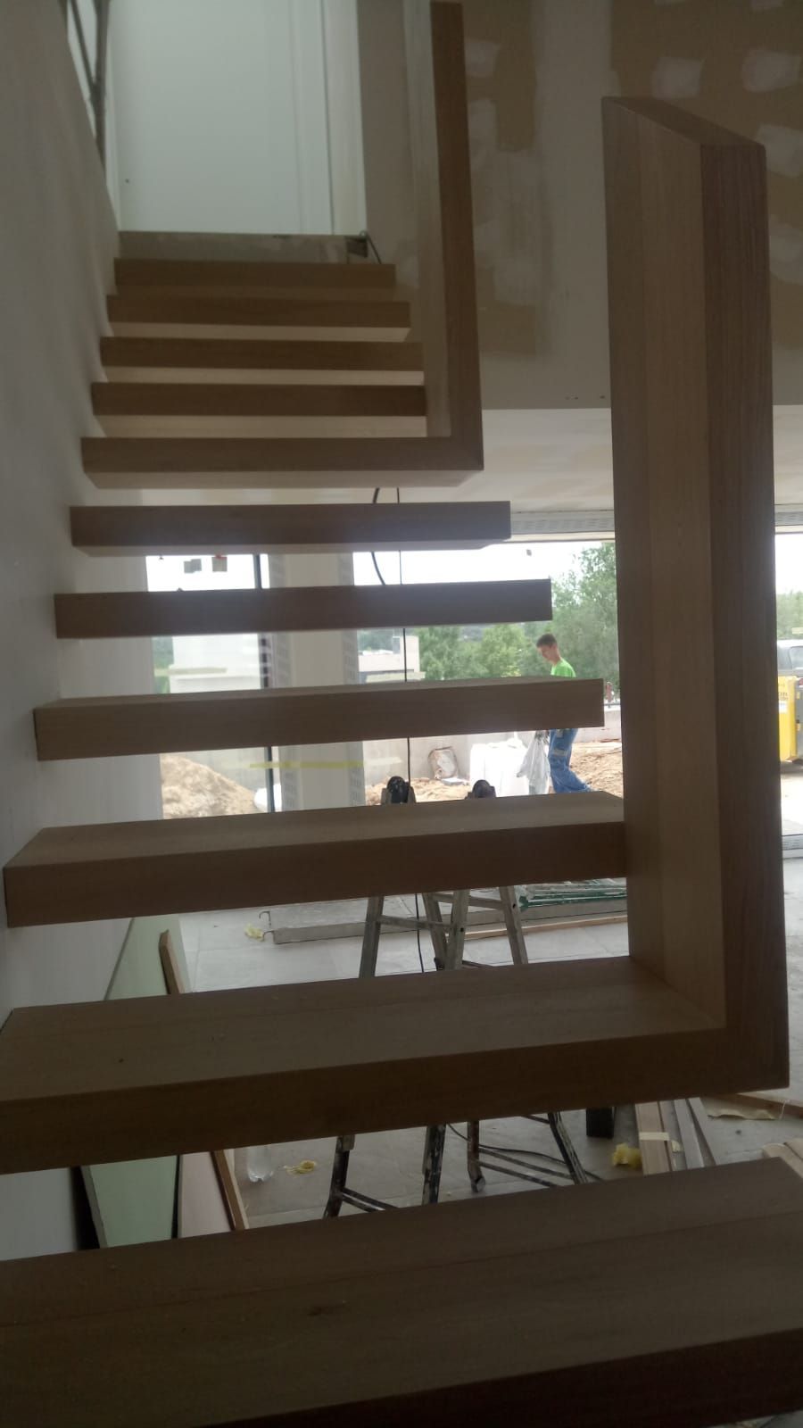 Se está construyendo una escalera de madera en una casa.