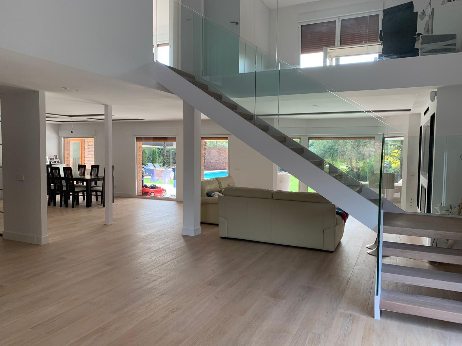 Una sala de estar con una escalera que conduce al segundo piso.