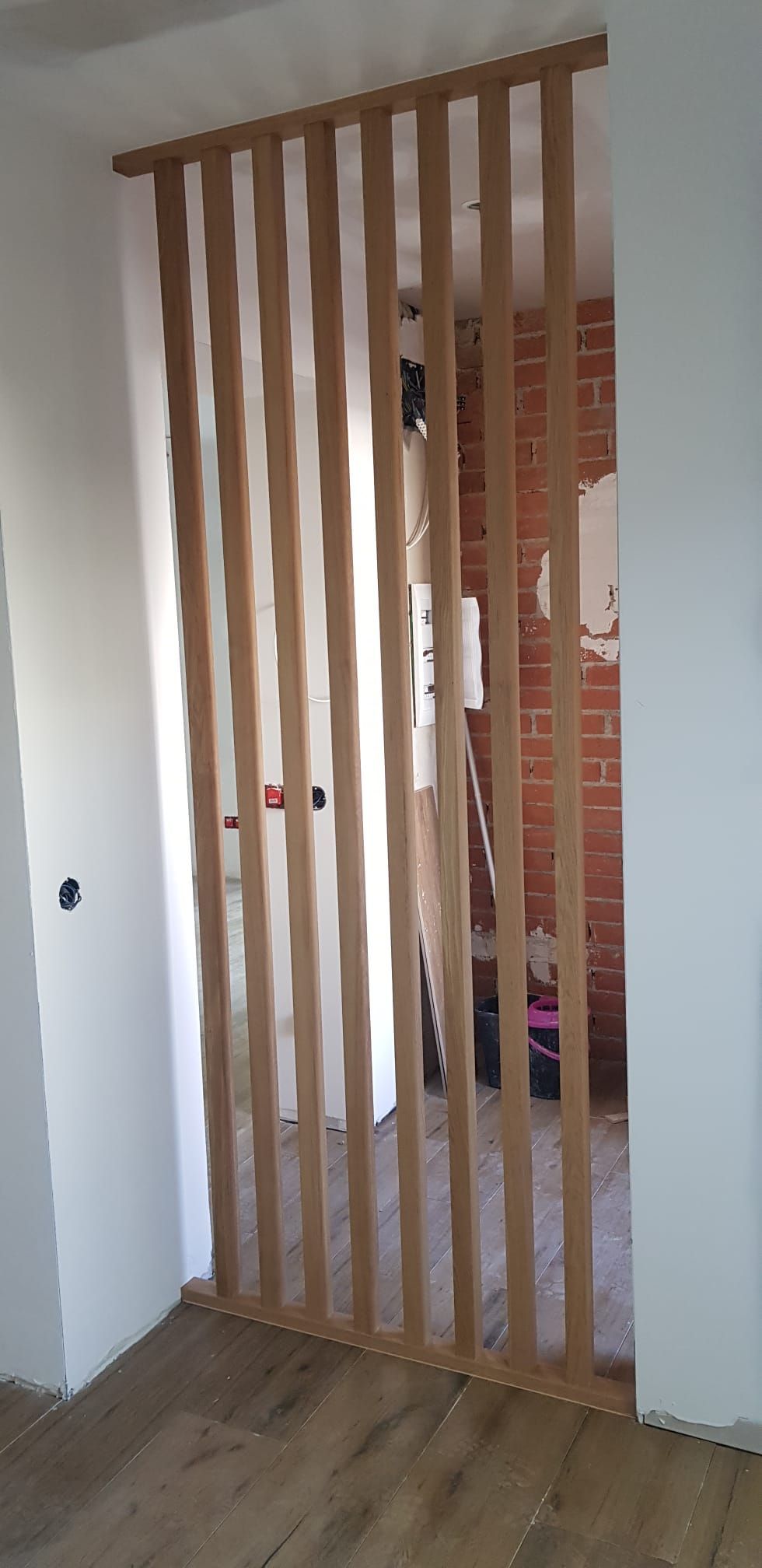 Un divisor de madera entre dos habitaciones de una casa.