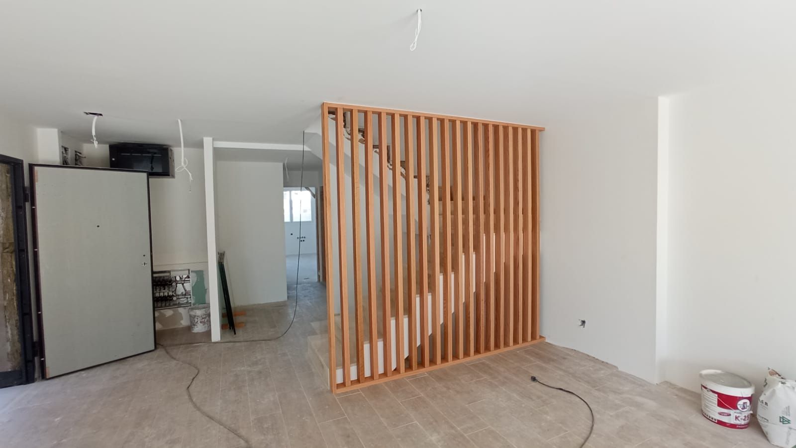 Hay un divisor de madera en el medio de la habitación.