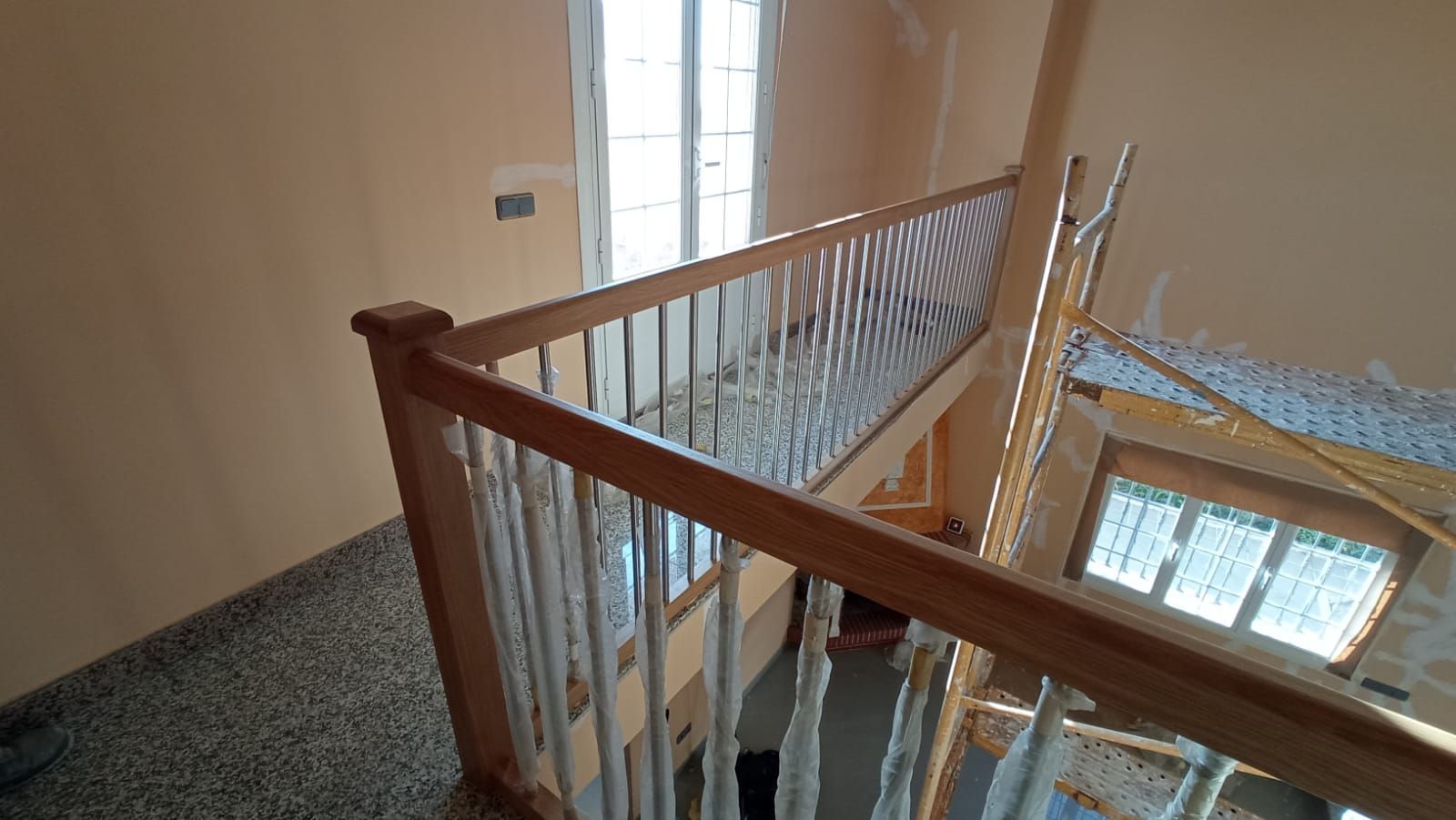 Una vista de una escalera desde el segundo piso de un edificio.