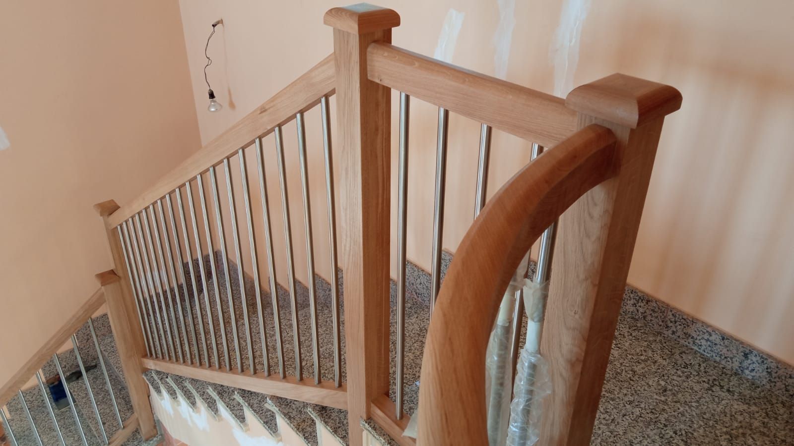 Una barandilla de madera en un conjunto de escaleras de un edificio.