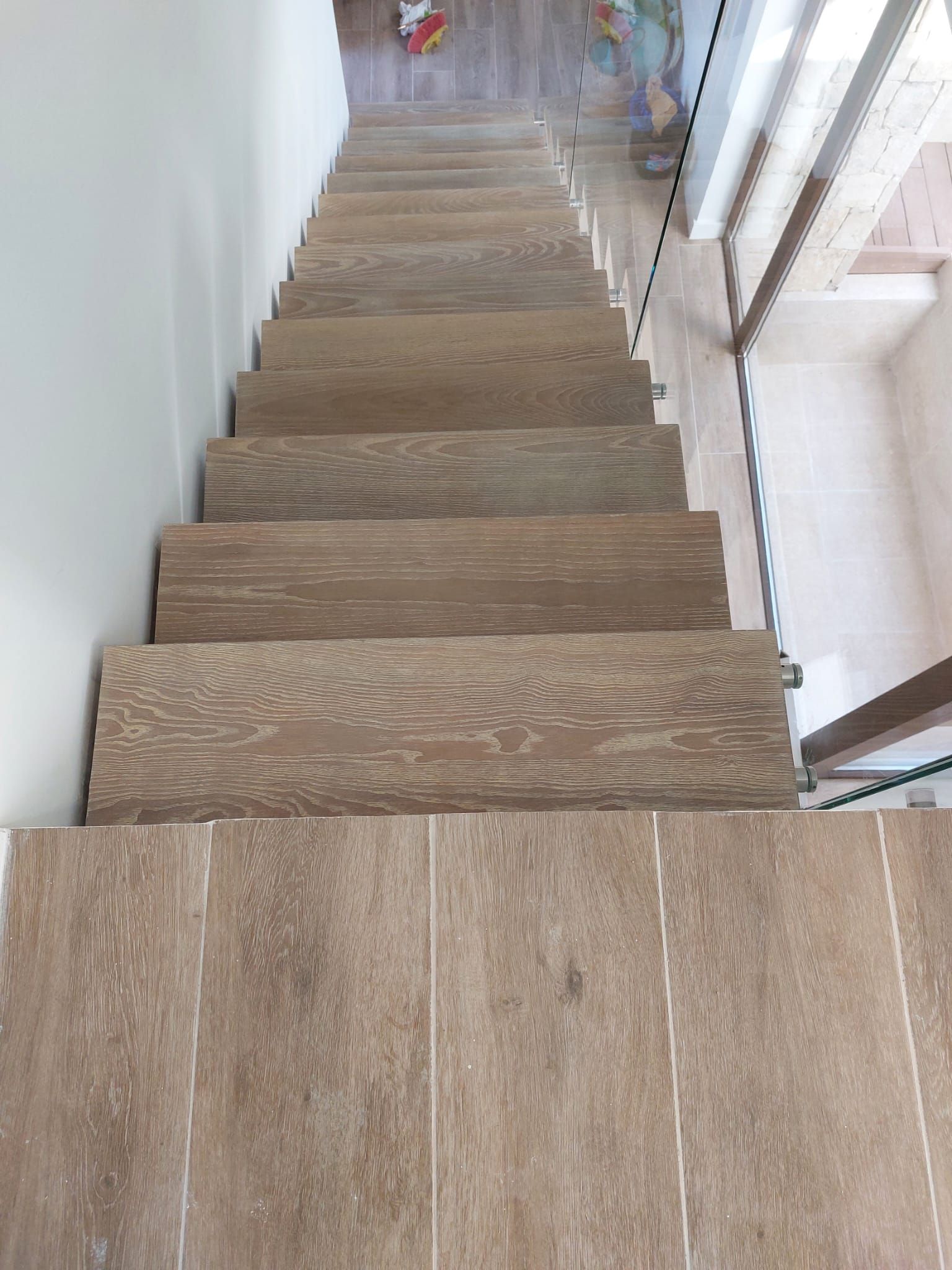 Las escaleras son de madera y baldosas y son muy largas.