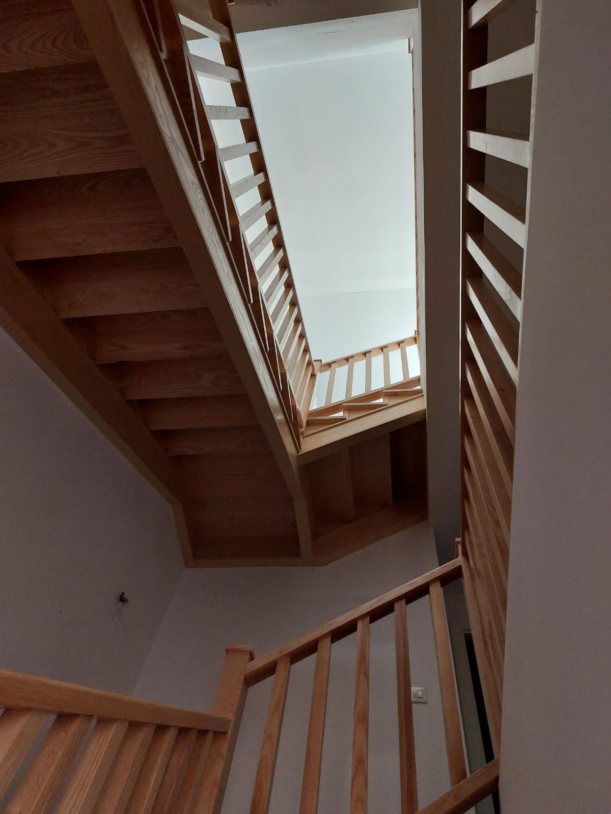 Mirando hacia el techo de una escalera de madera