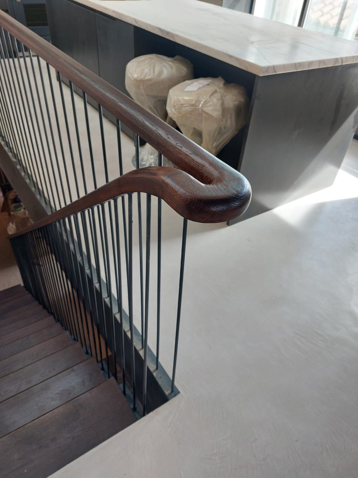 Una escalera con barandilla de madera y barandilla de metal