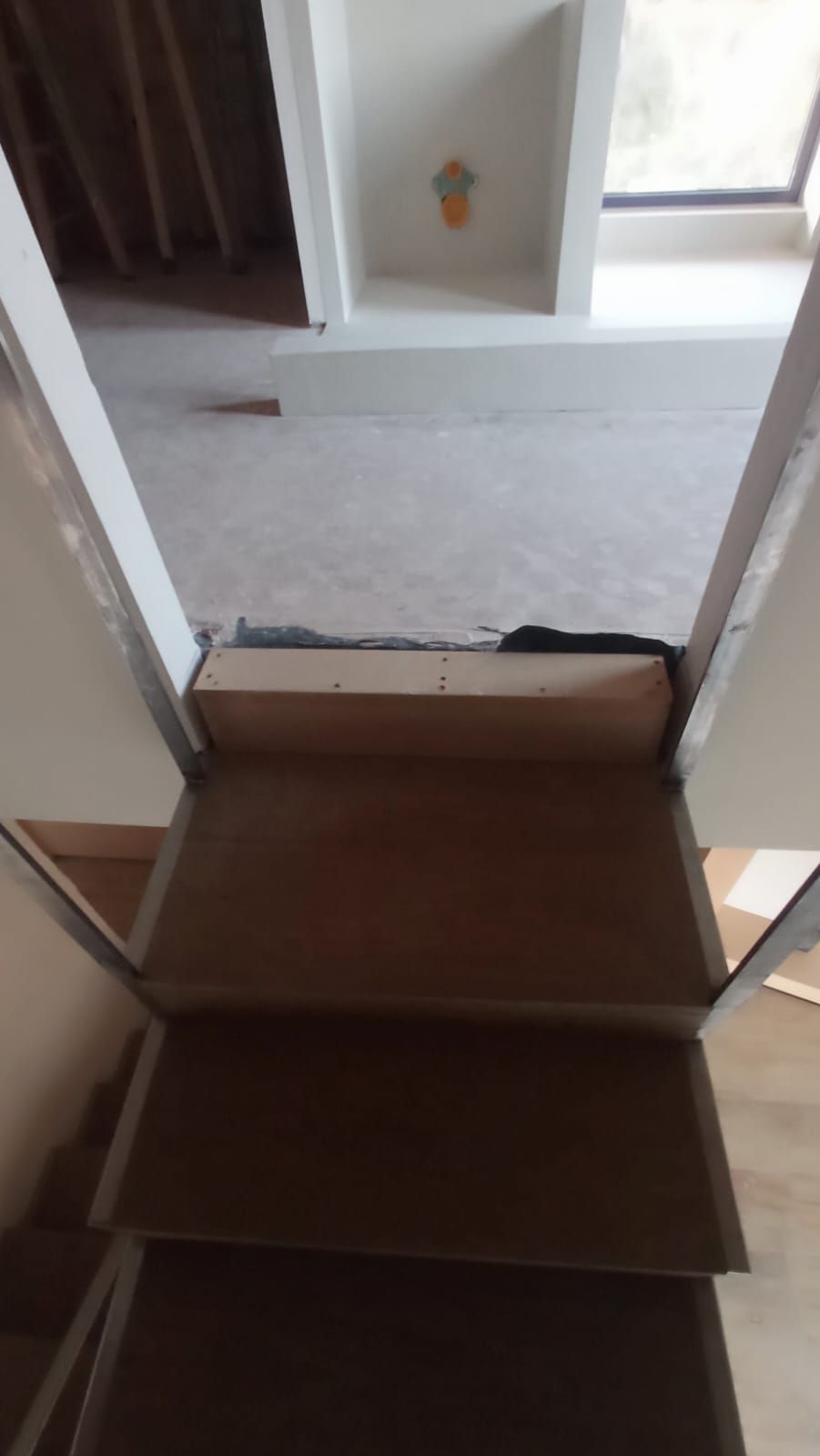 Se está construyendo una escalera de madera en una casa.