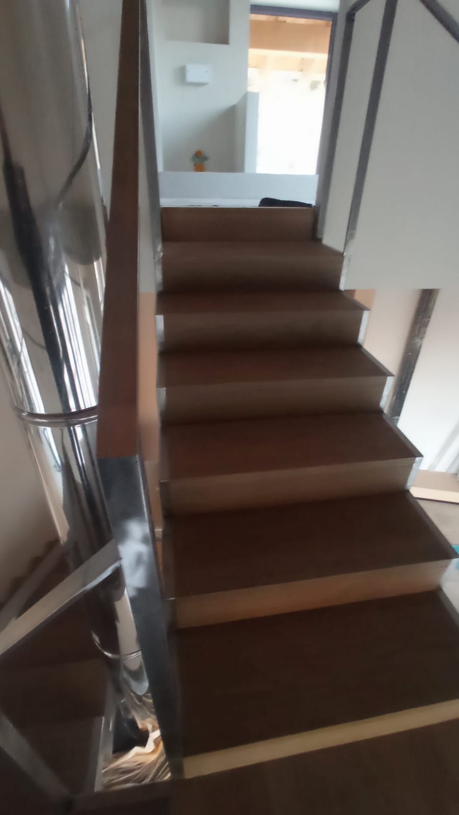 Un conjunto de escaleras que conducen al segundo piso de un edificio.