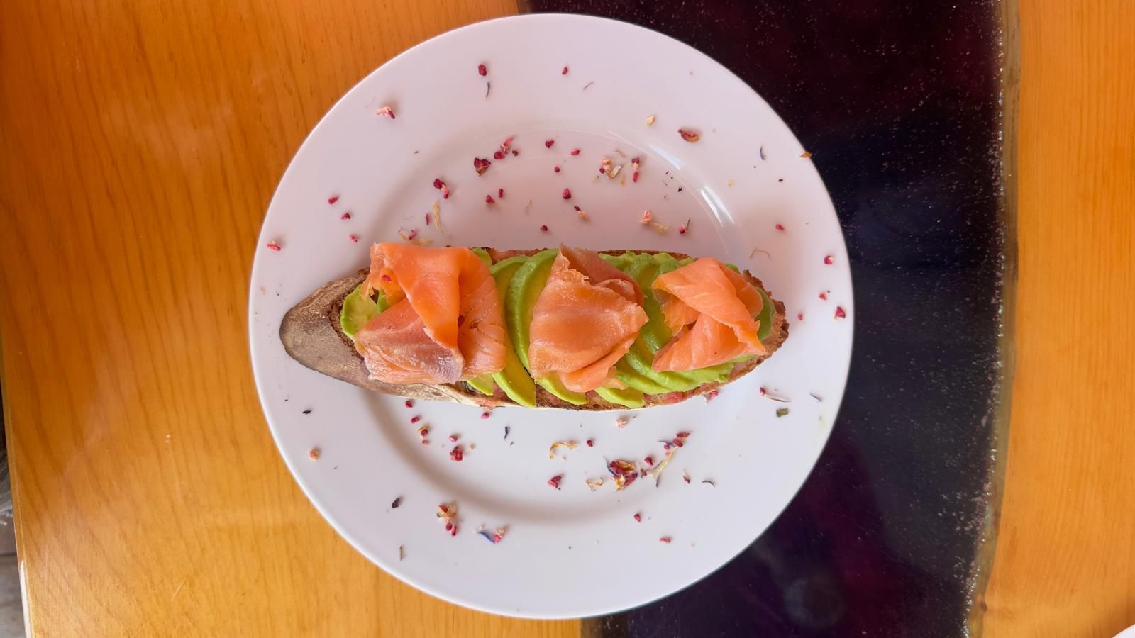 Plato de ravioles en salsa amarilla con hierbas, servido en un plato blanco.