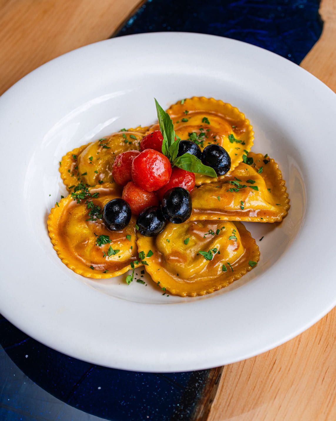 Un plato blanco cubierto con camarones y cebollas verdes.