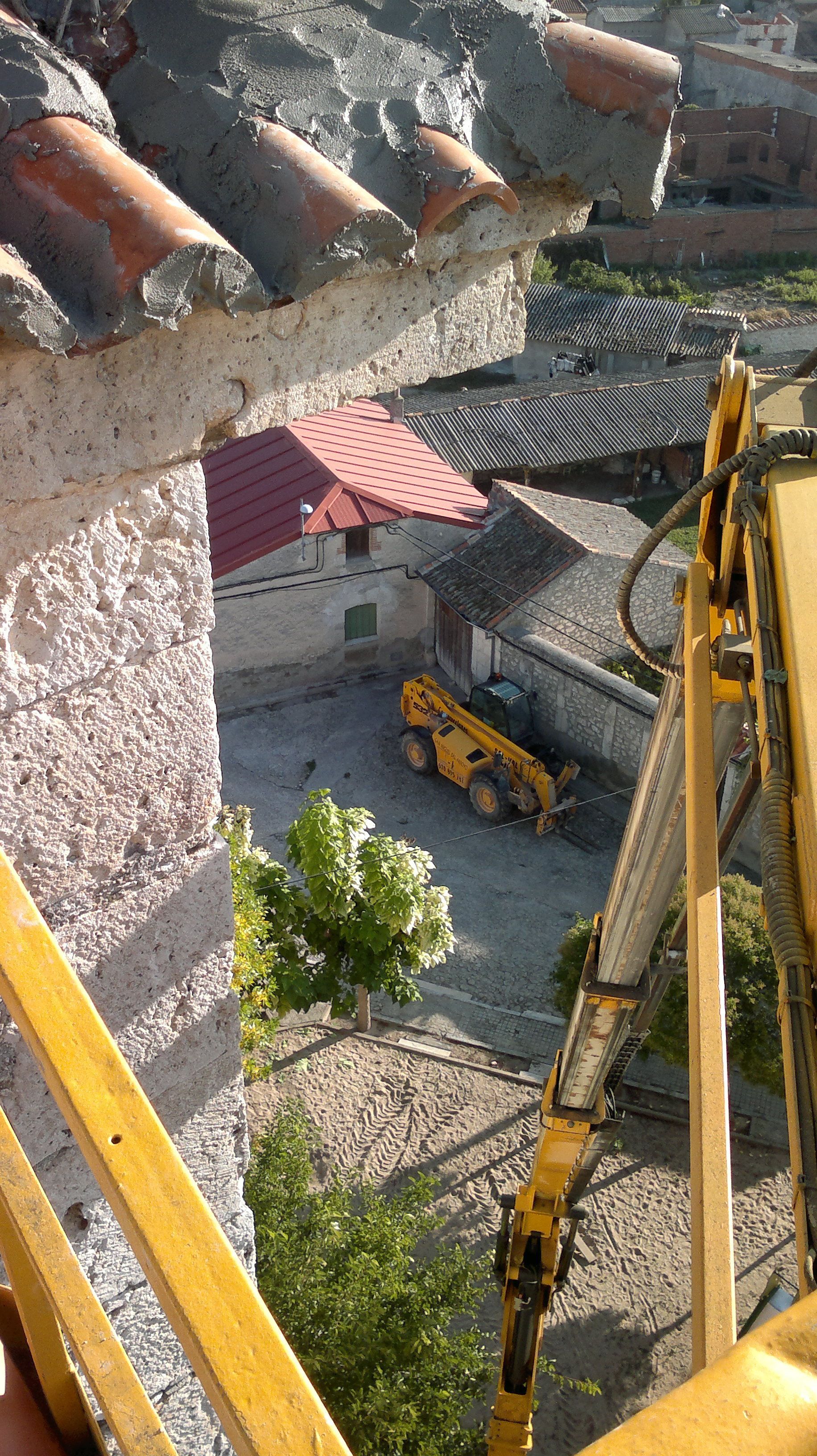 Una grulla amarilla está sentada delante de un edificio.