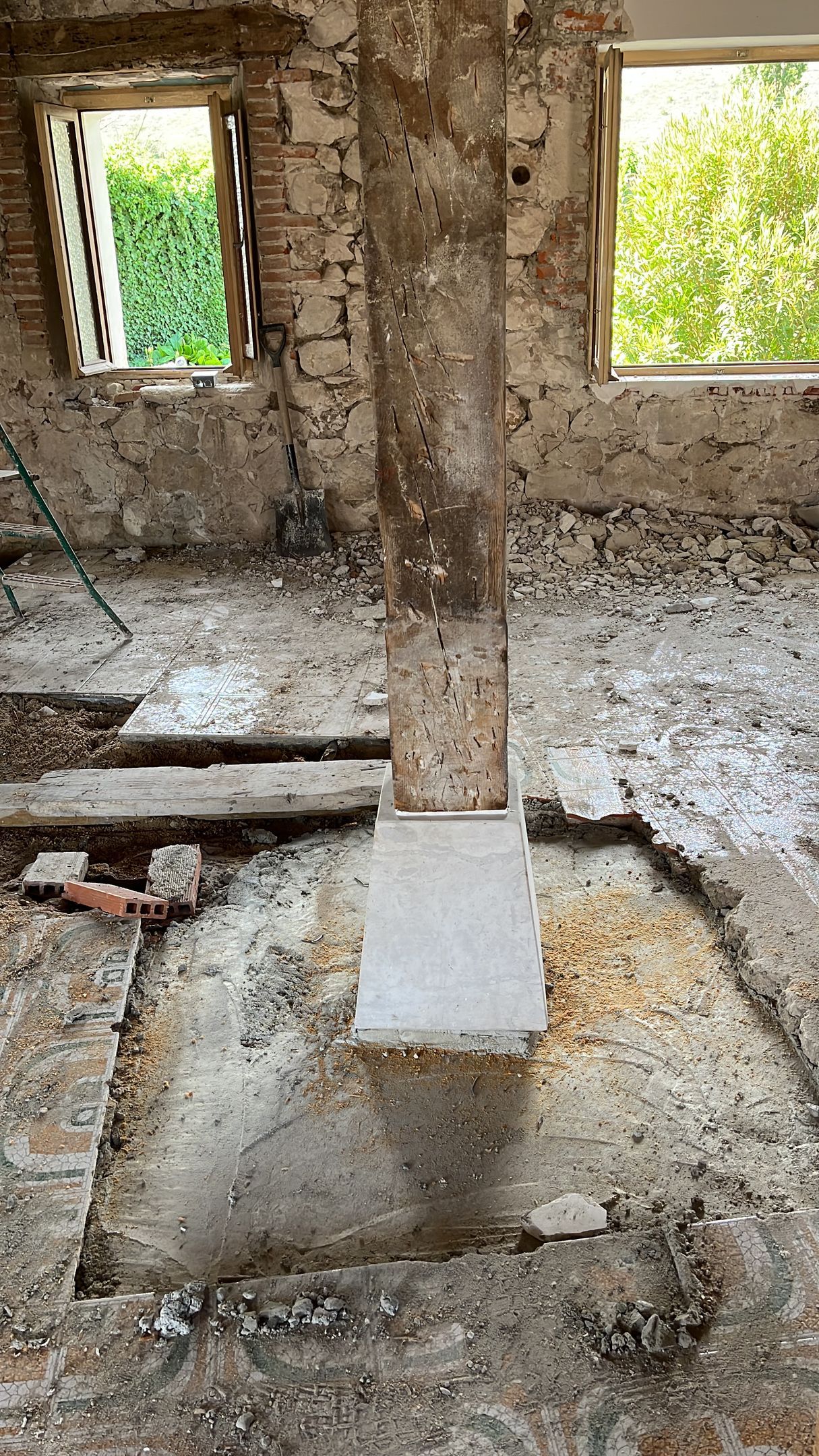 Hay un pilar en el medio de la habitación.