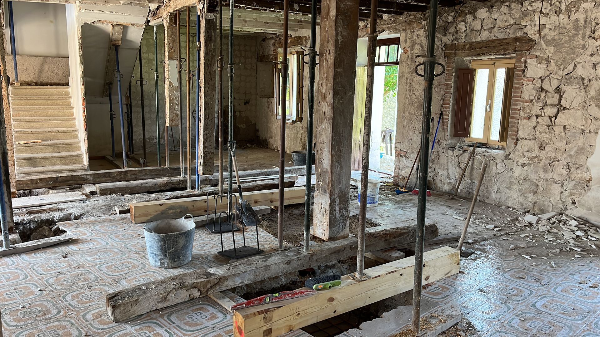 Una habitación con muchas vigas de madera y andamios.acc