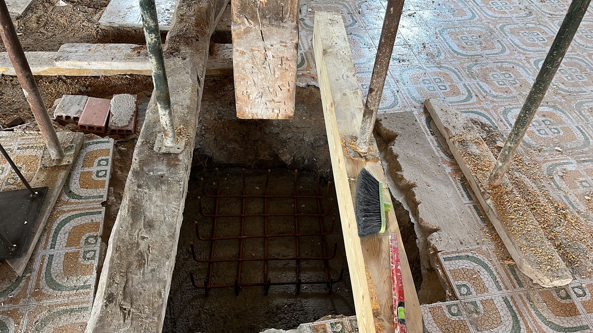 Un agujero en el suelo se está rellenando con hormigón.