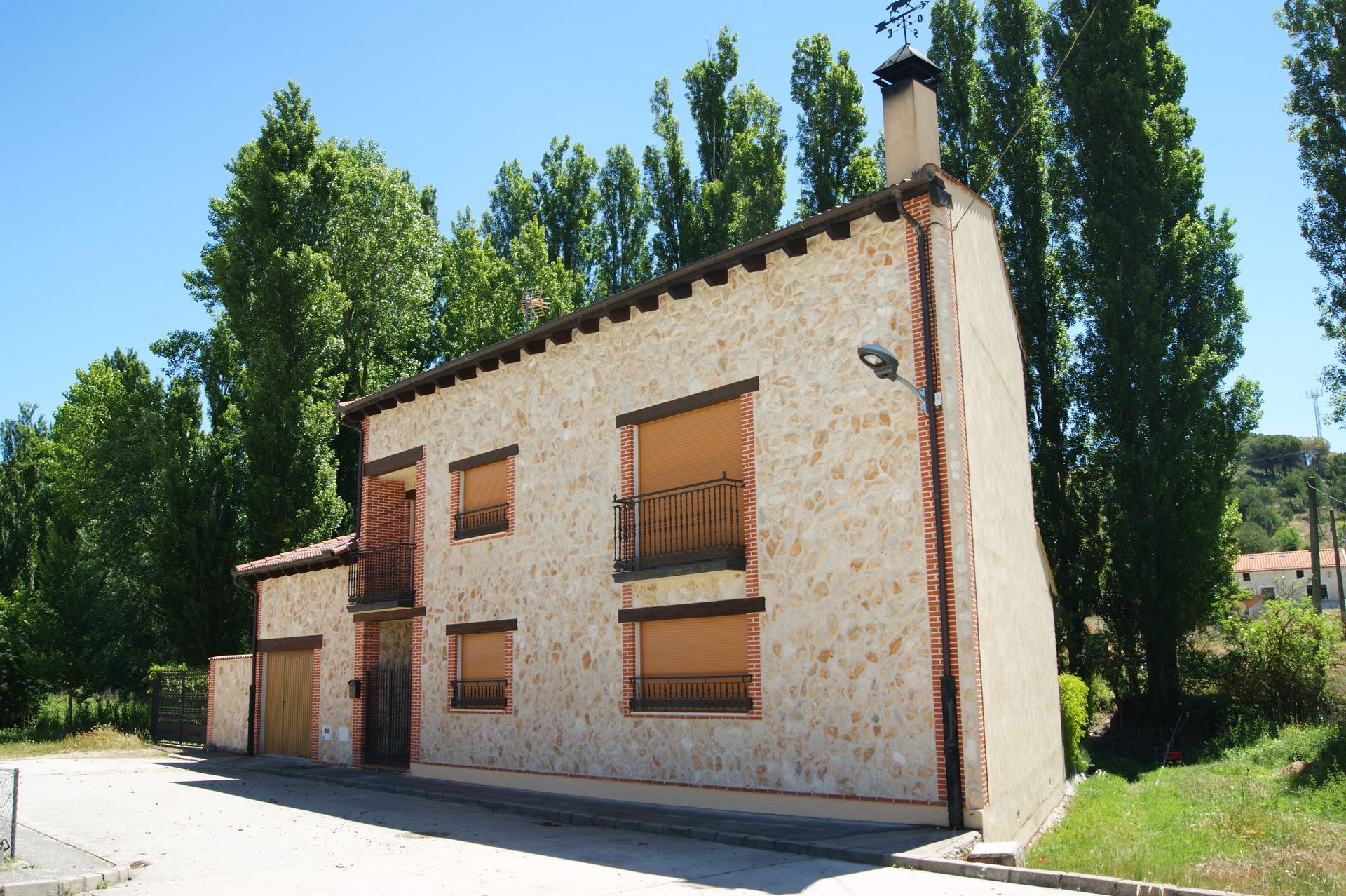 Una casa con chimenea y muchas ventanas