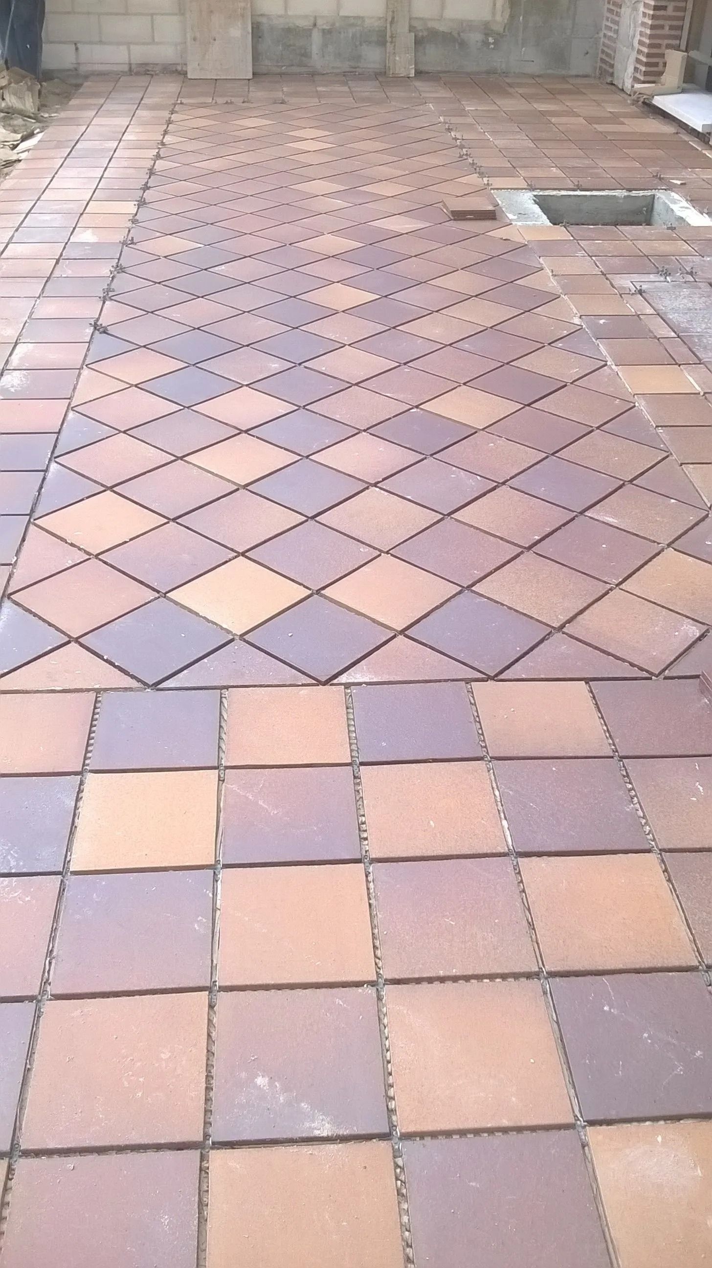 Un primer plano de un suelo de baldosas con un patrón a cuadros.