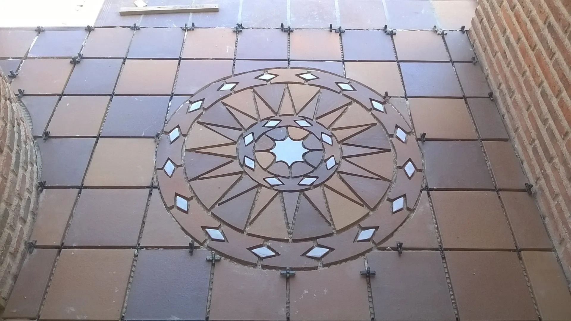 Un suelo de baldosas con un diseño circular.