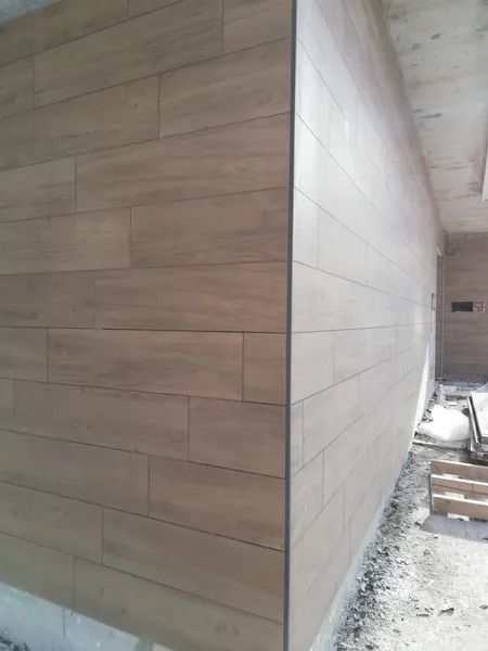 Se está construyendo una pared con paneles de madera.