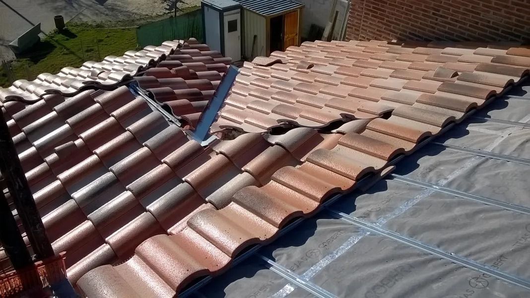 Un techo con muchas tejas