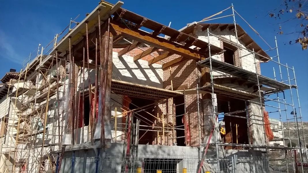 Se está construyendo una casa con andamios alrededor.