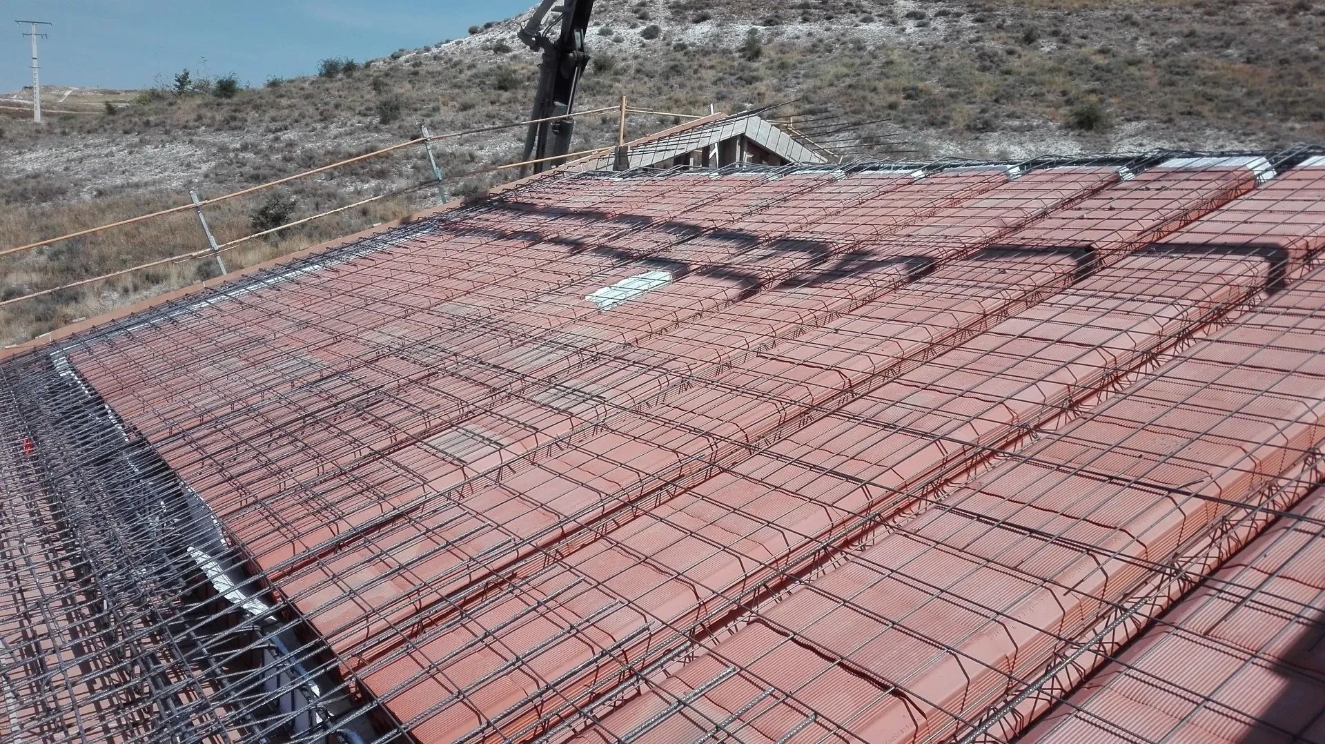 Un techo con muchos ladrillos encima