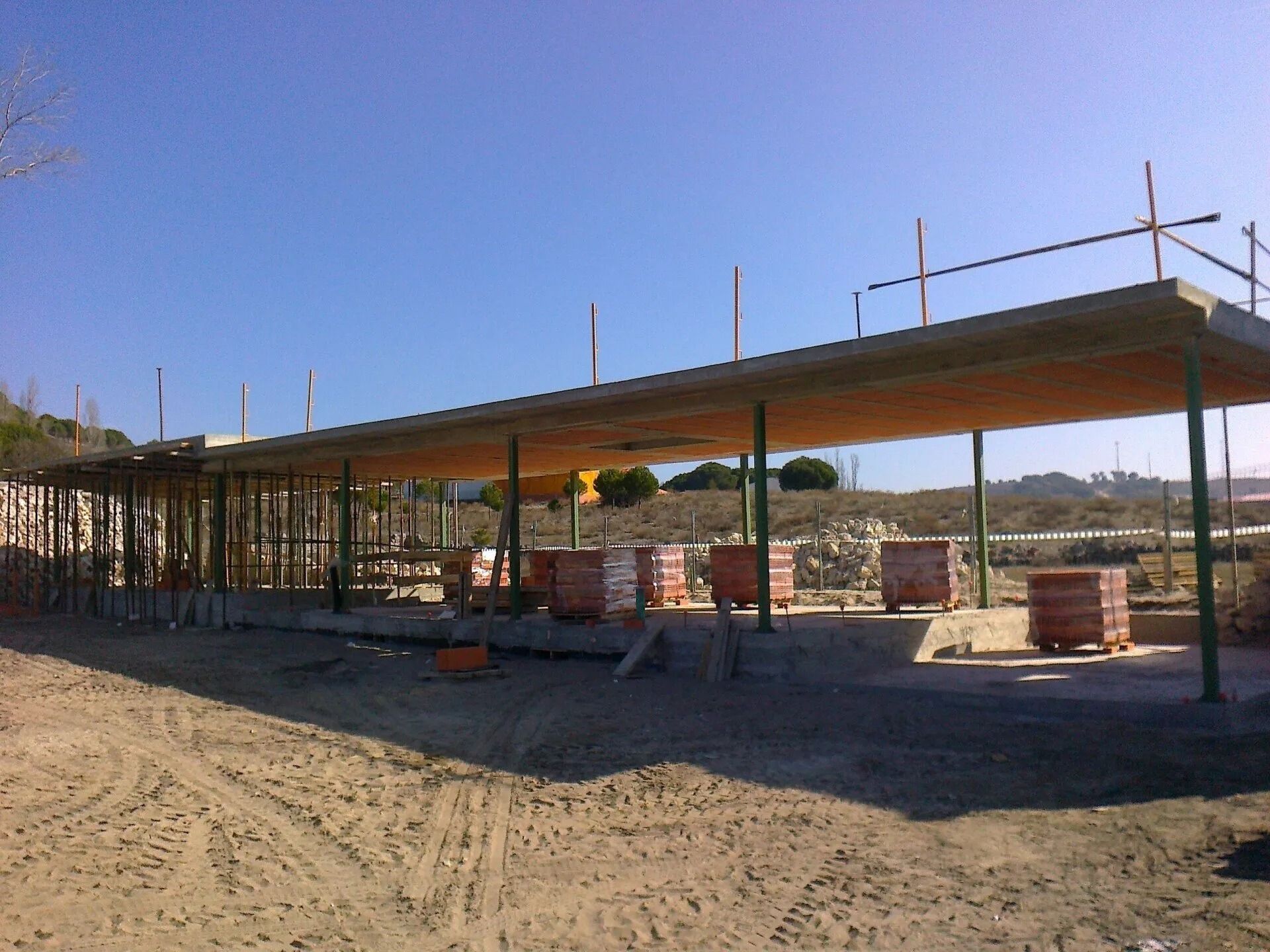 Un edificio en construcción con un cielo azul al fondo.