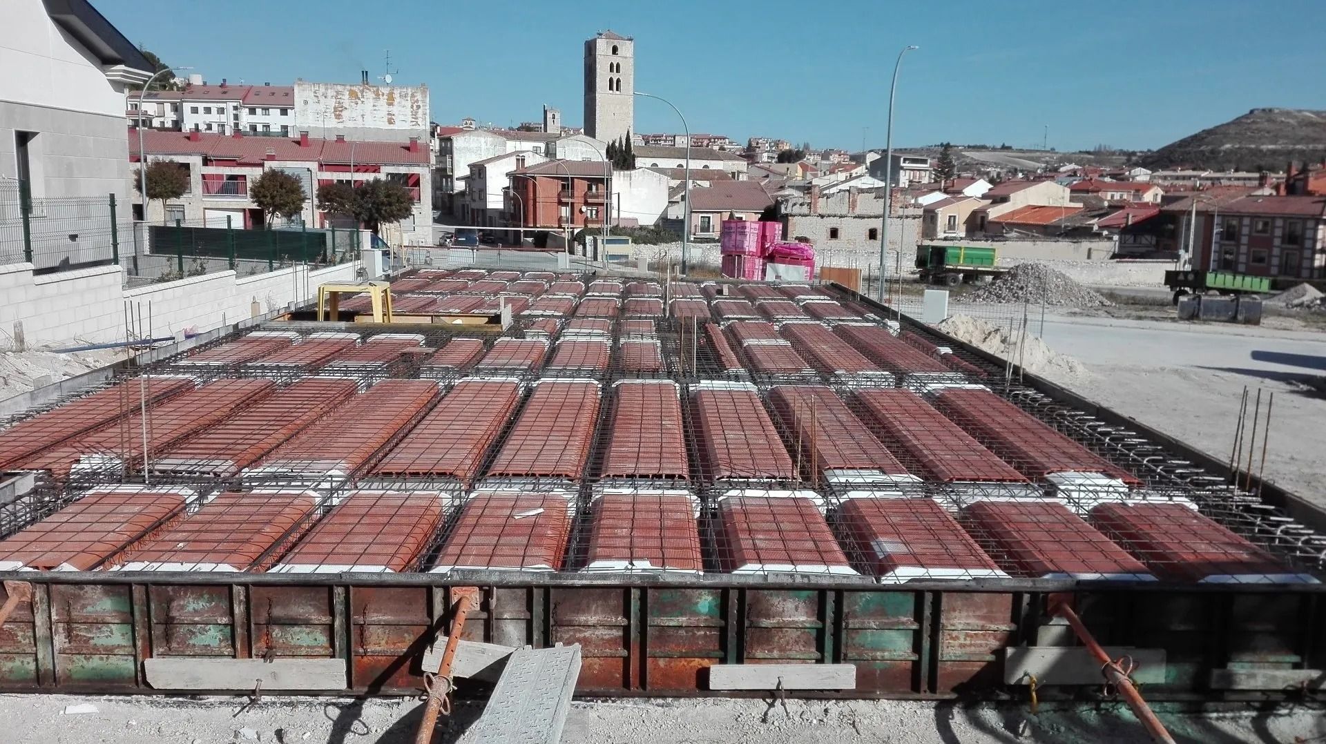 Un sitio de construcción con muchos ladrillos encima