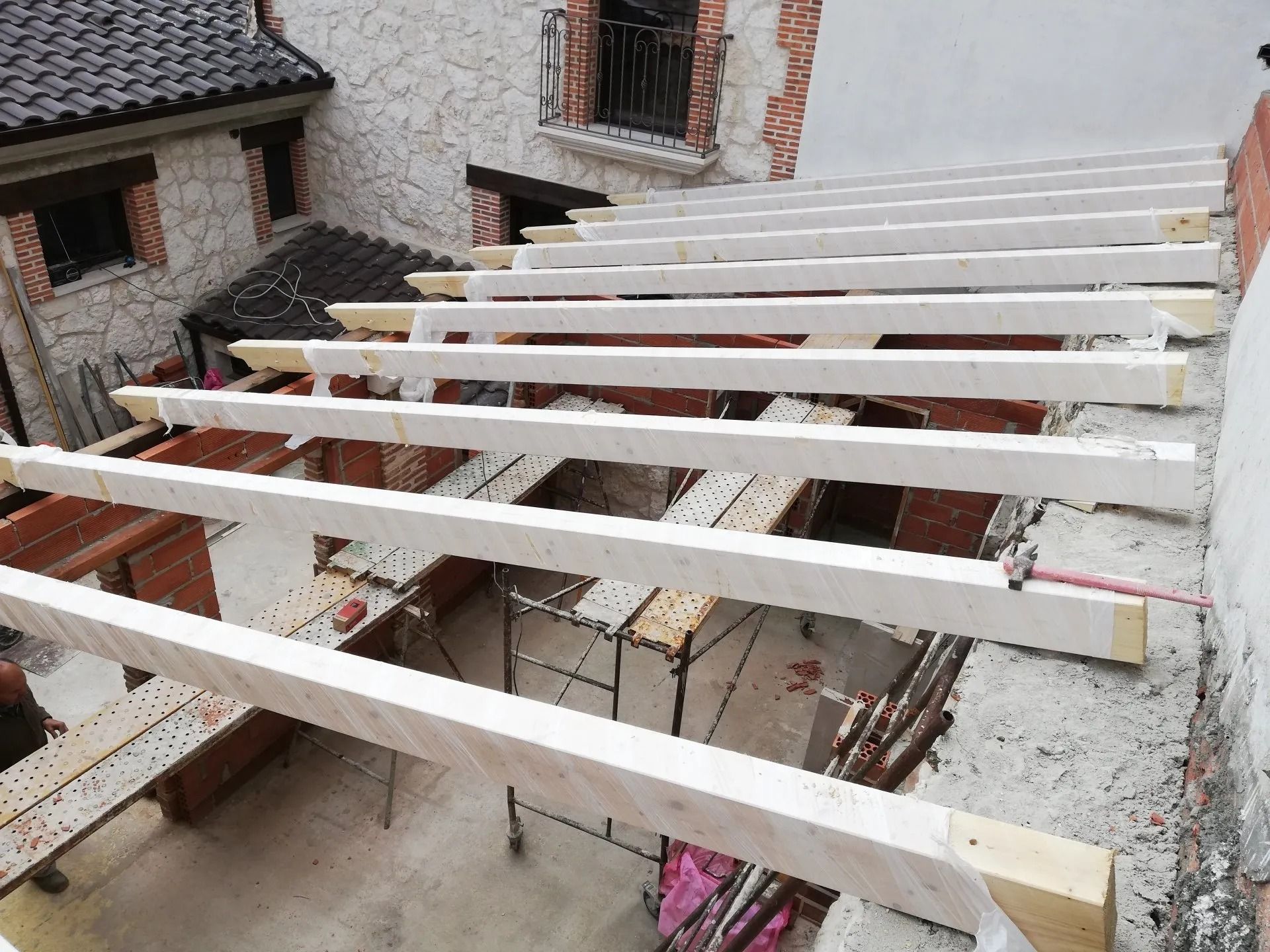 Se está construyendo un techo con vigas de madera.