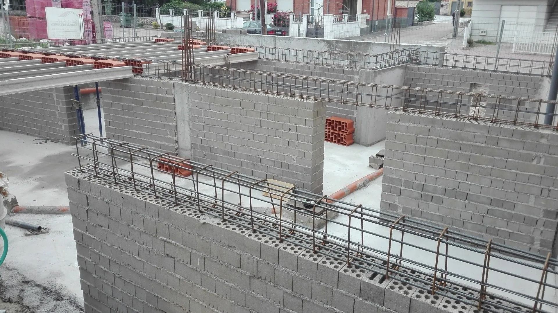 Se está construyendo un muro de ladrillos en una obra en construcción.