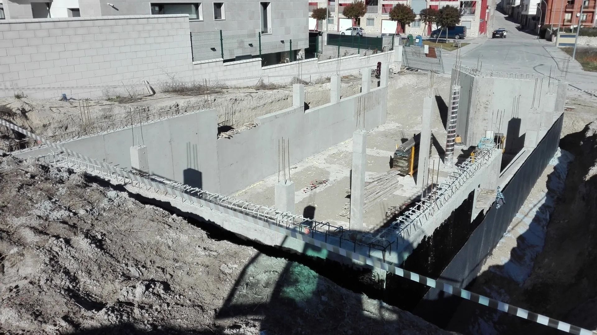 Una vista aérea de un sitio de construcción con un gran agujero en el suelo.