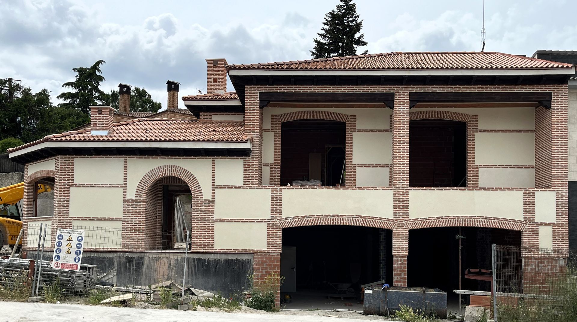 Se está construyendo una casa grande con techo de ladrillo.