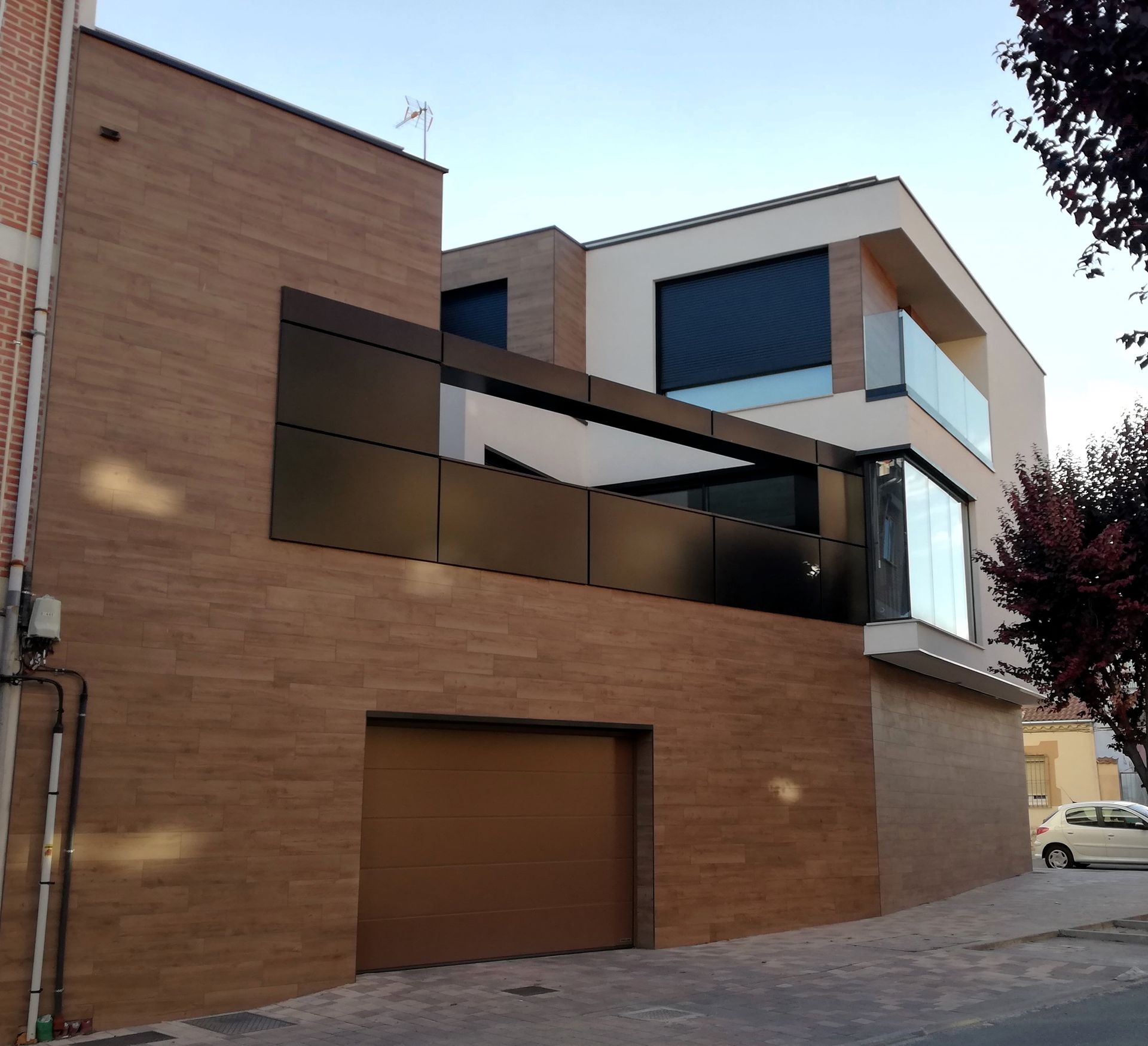 Una casa grande con garaje y balcón.