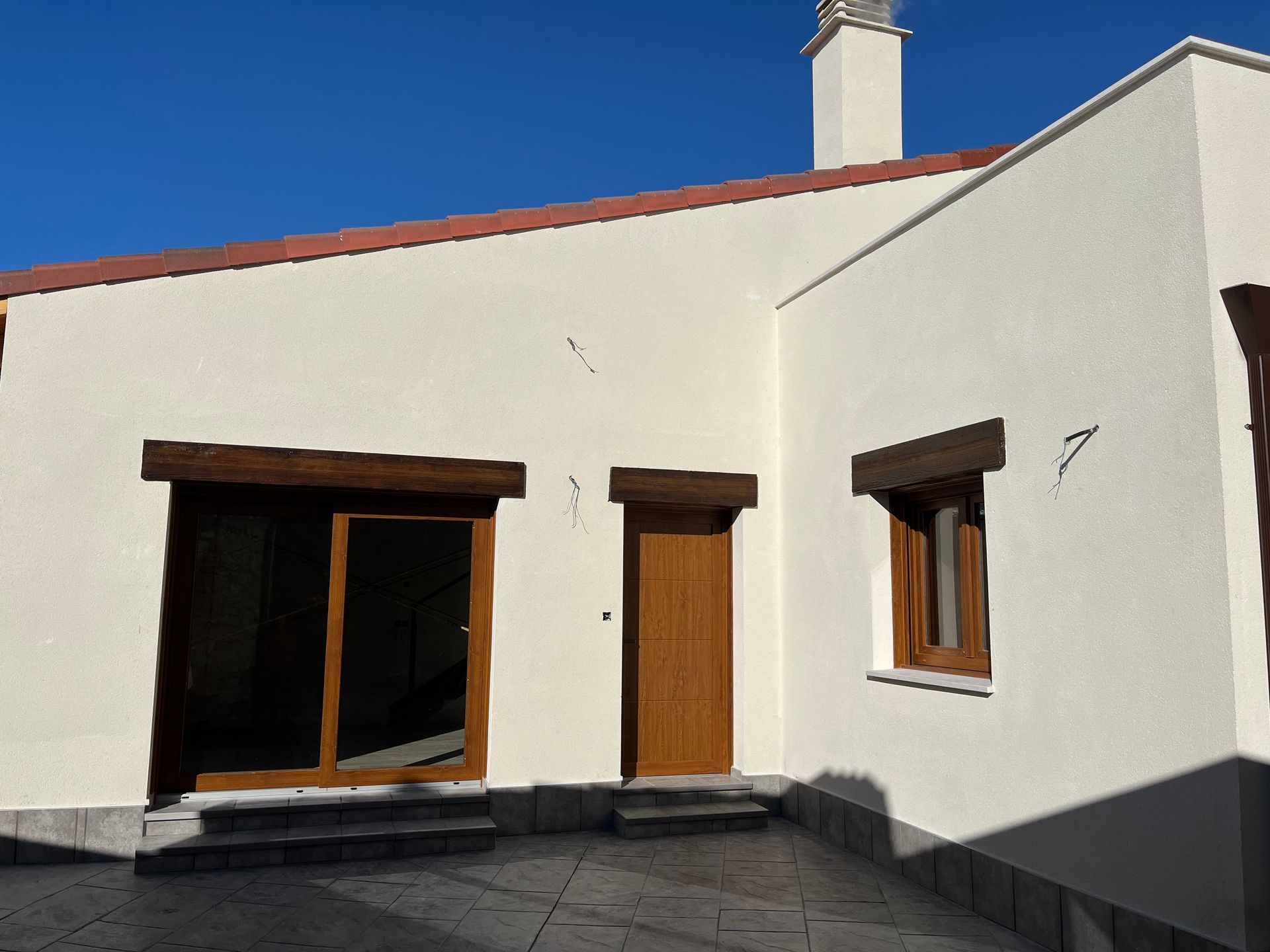 Una casa blanca con el número 7 en el costado