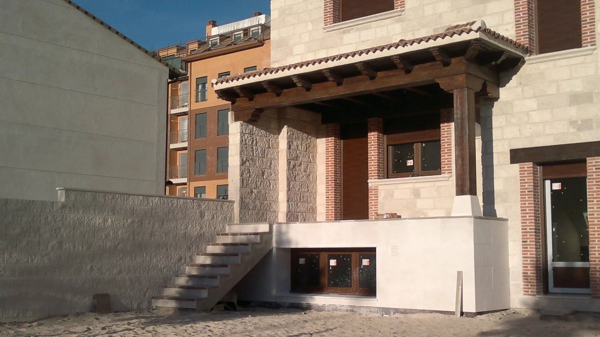 Un edificio con un porche y escaleras en el frente.