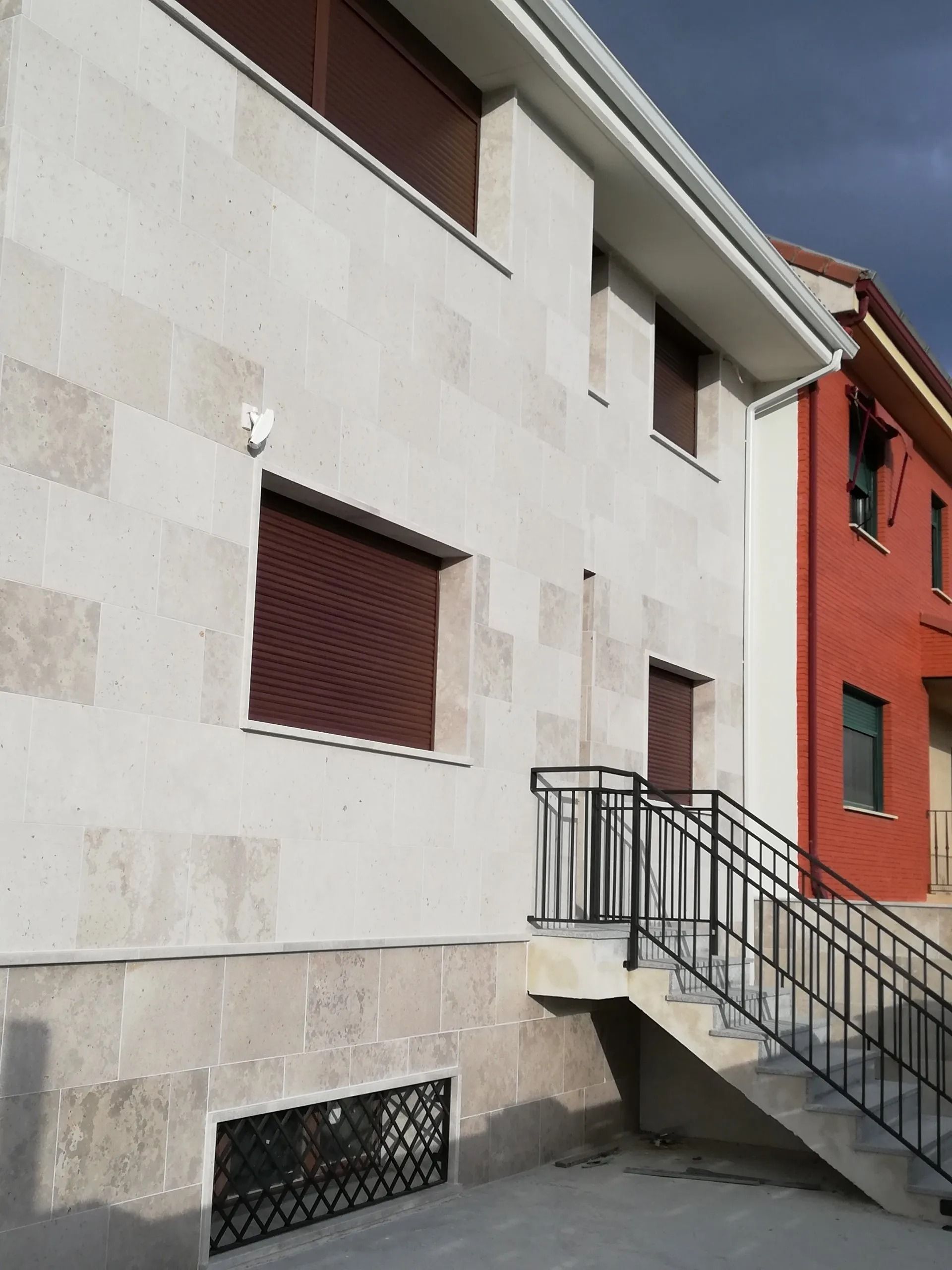 Un edificio blanco con escaleras que conducen hasta él.