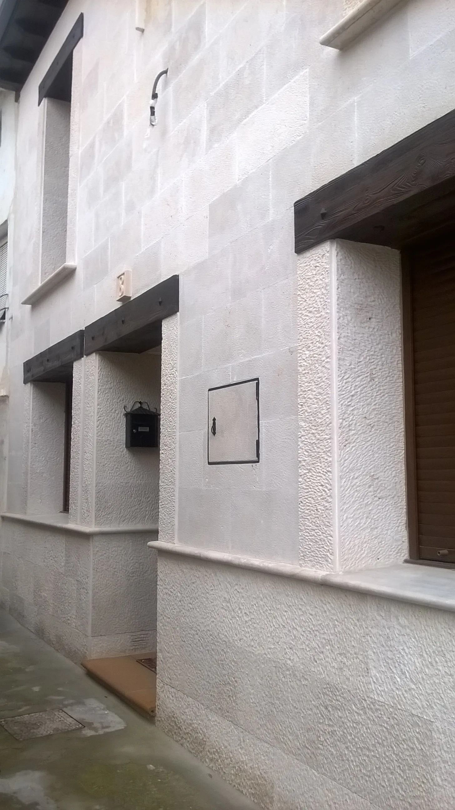 Un edificio con un buzón al costado.