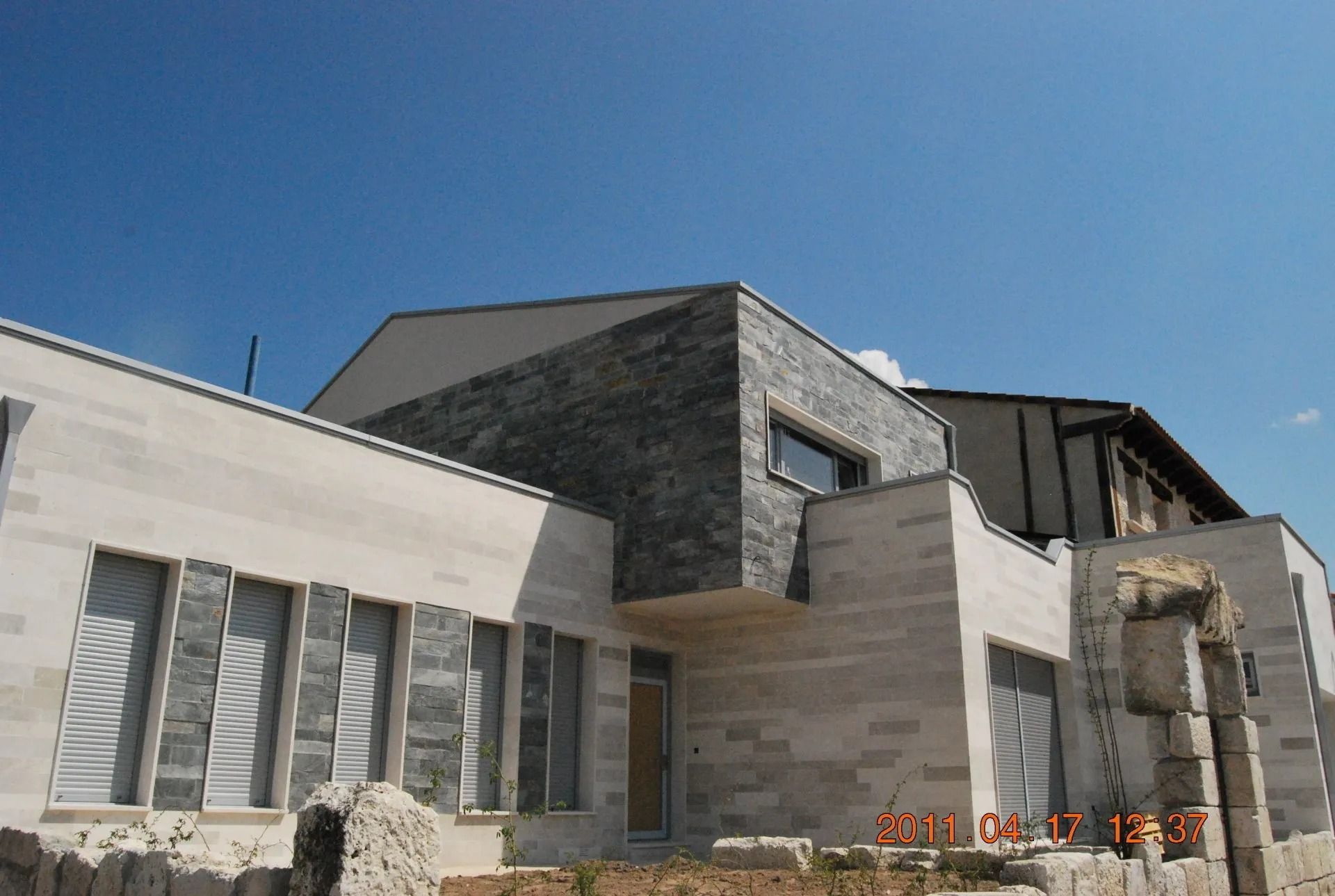 Un gran edificio de piedra con un cielo azul al fondo.