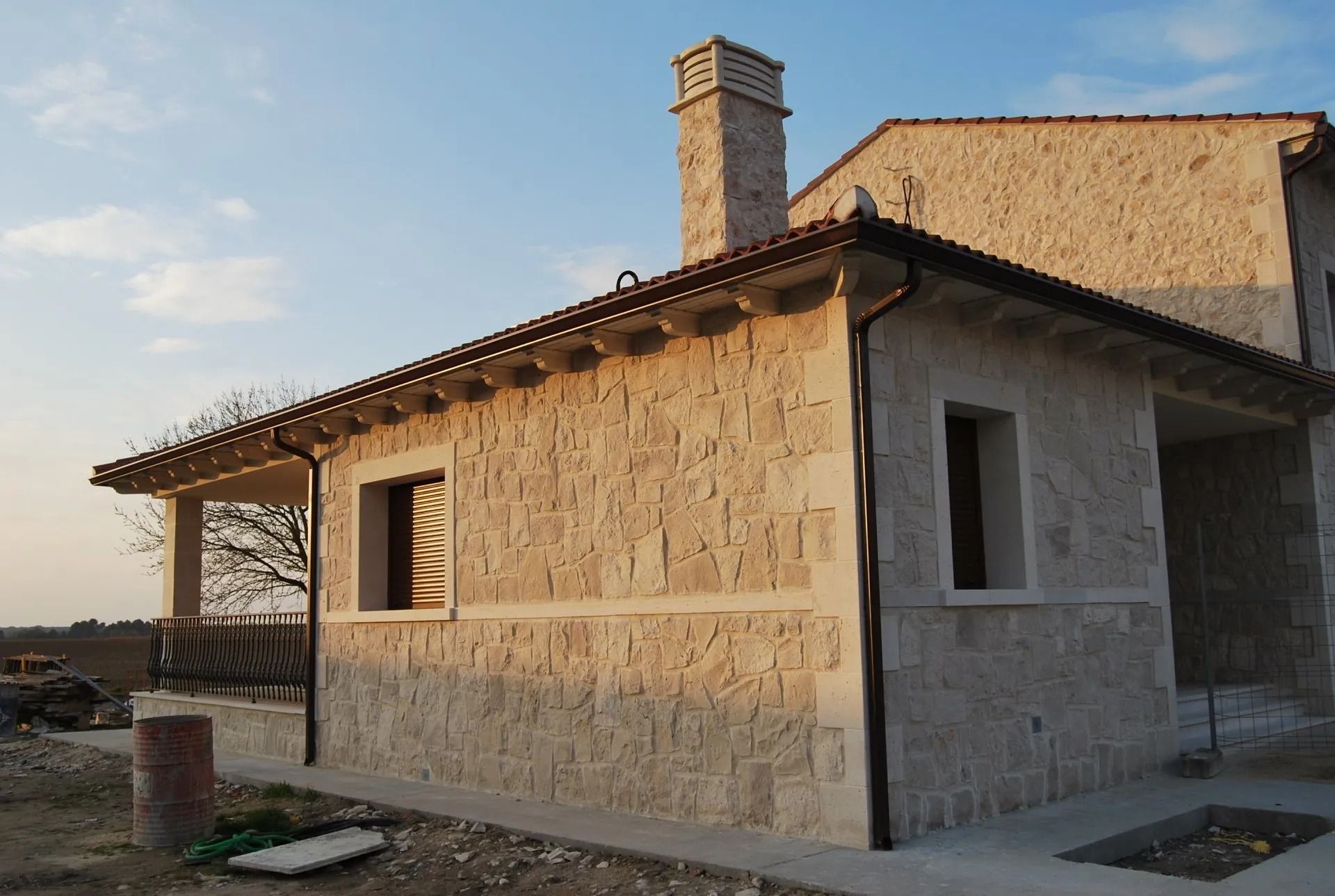 Un edificio de piedra con una chimenea encima.